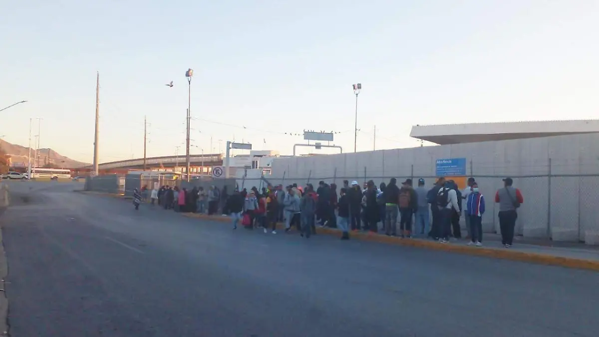 migrantes venezolanos hacen fila en INM 1